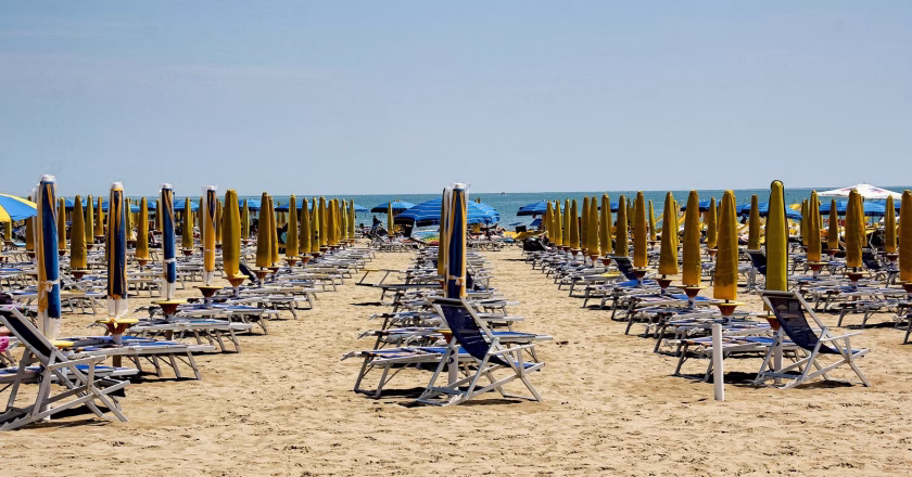 CAPITALISMO E FERIE DEI LAVORATORI NEL 2025, UN VERO SALASSO… O SAREBBE MEGLIO DIRE UN VERO FURTO?